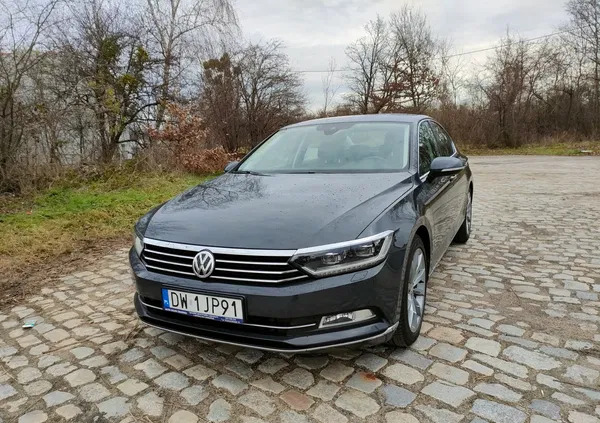 Volkswagen Passat cena 74000 przebieg: 192000, rok produkcji 2017 z Wrocław małe 232